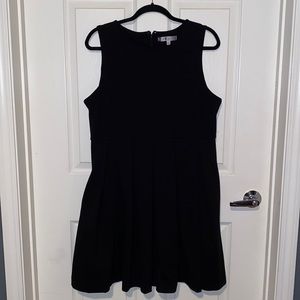 Sleeveless ponte dress, with pockets and pleated skirt
